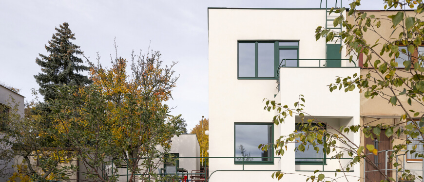 Ein Stadthaus mit petrol-grünen Akzenten